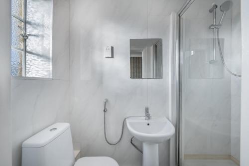 Luxurious 2 Bed 2 Bath - image 8