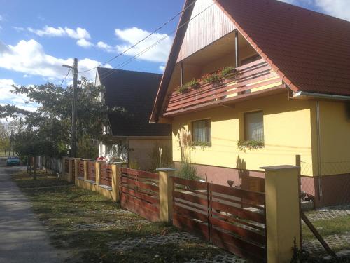 Napraforgó Vendégház Balatonvilágos – khách sạn tại Balatonvilagos