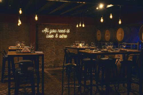 Restaurant, Bodega Iaccarini Wine Lodge by BT Homes in San Rafael