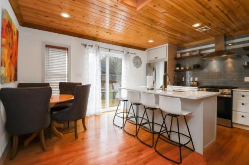 Beaver Lake Modern Getaway -3 bedroom house in Rogers, USA