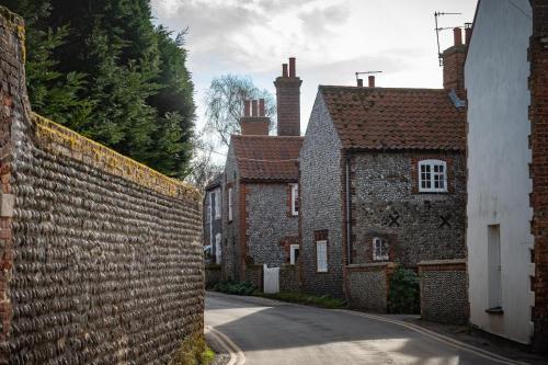 4 Bed in Blakeney oc-1948 - Tap to explore photos