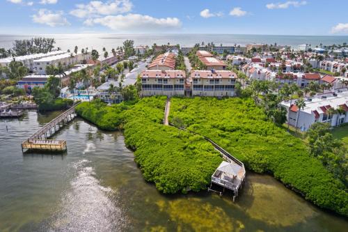 Bradenton Beach Club 301: Free Golf Cart for Jan 2026 Stay. Ask Us! by Anna Maria Life - image 2