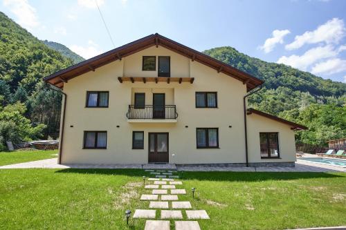 Viesnīcas āriene, Vila Mișu (Vila Misu) in Jina