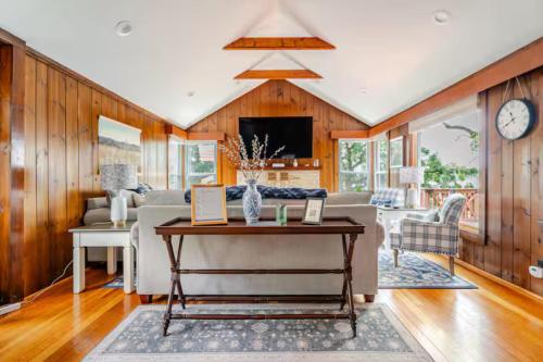 Comfortable Cabin on Lake and 20 min from Ski Hill and Alpine Valley
