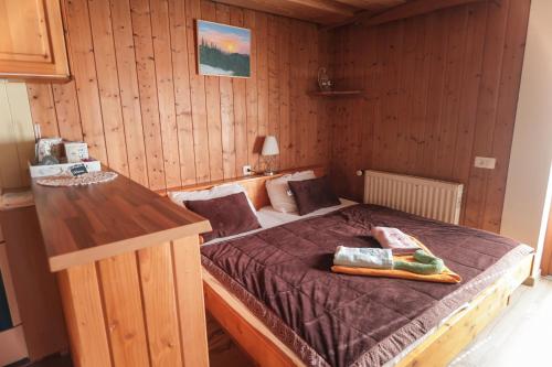 1 queen bed, 1 sofa bed