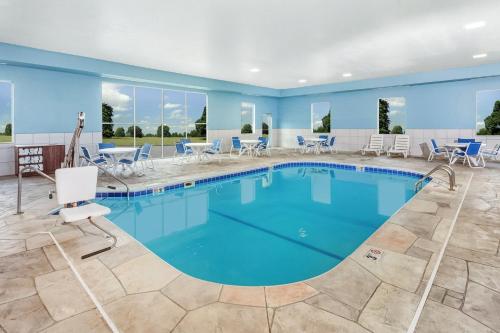 Holiday Inn Express Hotel & Suites Bloomington-Normal University Area By IHG - 수영장