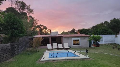 Relaxing house with heated pool and jacuzzi