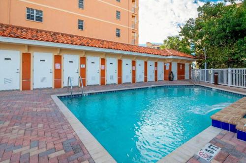 Luxury 5 Star Condominium Water Front 3 Beds 2 Bath Pool Hot-Tub Beach And City Views in Clearwater Beach, USA