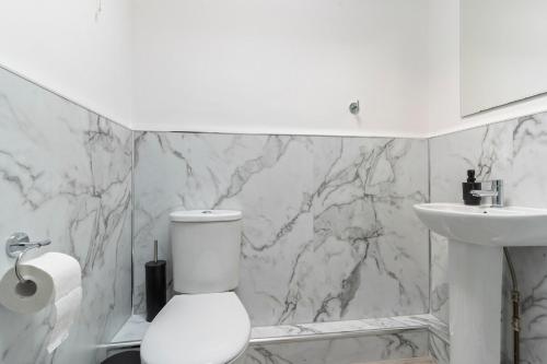 Spacious 2-Bed Apartment in Birmingham Parking Included - image 4