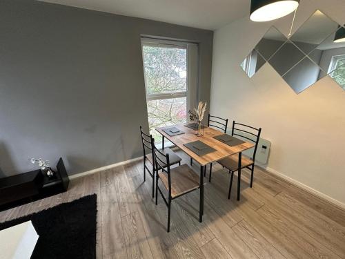 Spacious 2-Bed Apartment in Birmingham Parking Included - image 5