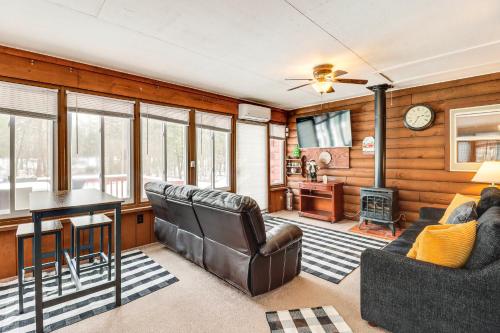 Hike and Ski Log Cabin in East Stroudsburg! in East Stroudsburg, USA