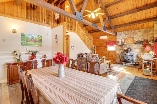 Hike and Ski Log Cabin in East Stroudsburg! in East Stroudsburg, USA