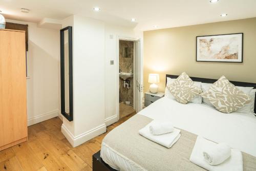 Stylish Camden 2-Bed Next to Camden Station - image 11