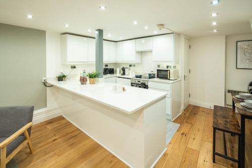 Stylish Camden 2-Bed Next to Camden Station - image 12