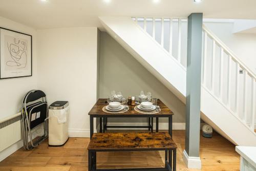 Stylish Camden 2-Bed Next to Camden Station - image 14