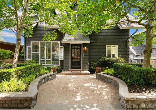 Dārzs, Lakefront Retreat on Lake Washington with Hot Tub Private Dock and Views in Bryn Mawr-Skyway