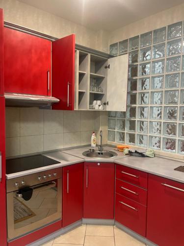 Bếp, Ahmet Pasha apartments ne qender te Pejes me nji dhom te fjetjes e sallon qe i ka dy shtreter in Peje