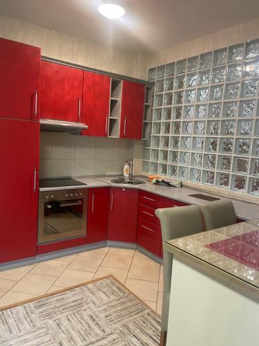 Bếp, Ahmet Pasha apartments ne qender te Pejes me nji dhom te fjetjes e sallon qe i ka dy shtreter in Peje
