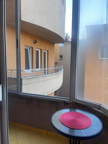Ban công/sân hiên, Ahmet Pasha apartments ne qender te Pejes me nji dhom te fjetjes e sallon qe i ka dy shtreter in Peje