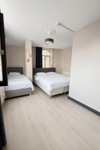 1 double bed, 1 twin bed