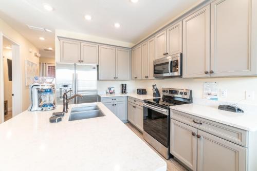 Fun in the Sun Cottage with Private Pool near Disney with Margaritaville Resort Access - 8052SH - image 13