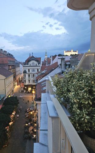 Terrace in Old Town - Castle & Cathedral View, Bratislava