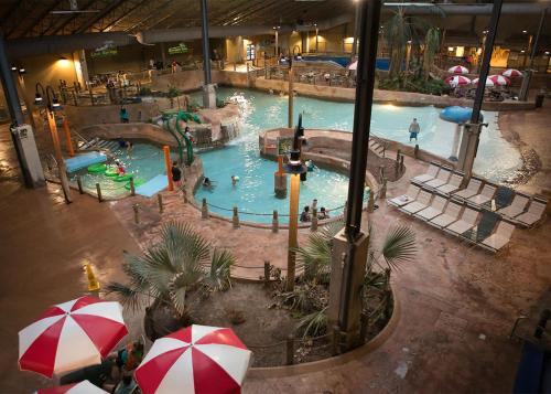 Aquapark, Lakefront, Hot Tub, Hiking, Pool, Pickleball, Pets in Bushkill (PA)