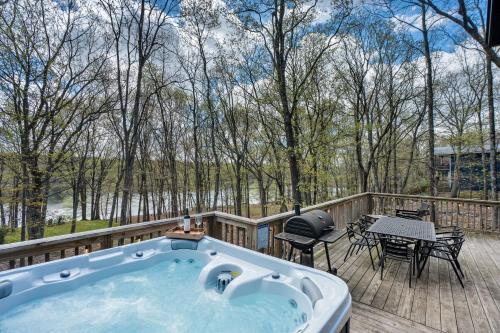 Létesítmények, Lakefront, Hot Tub, Hiking, Pool, Pickleball, Pets in Bushkill (PA)