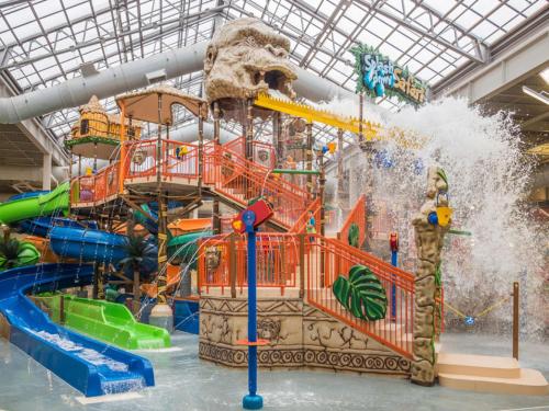 Aquapark, Lakefront, Hot Tub, Hiking, Pool, Pickleball, Pets in Bushkill (PA)