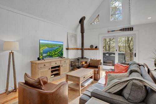 Közös társalgó / TV, Lakefront, Hot Tub, Hiking, Pool, Pickleball, Pets in Bushkill (PA)