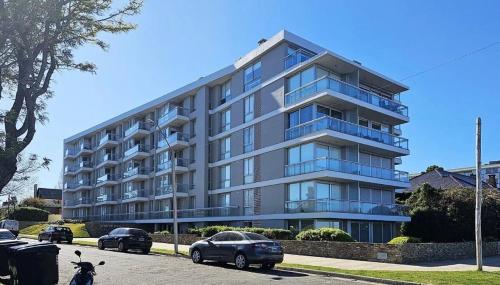 Apartamento moderno frente a la Rambla con balcón, piscina y garaje