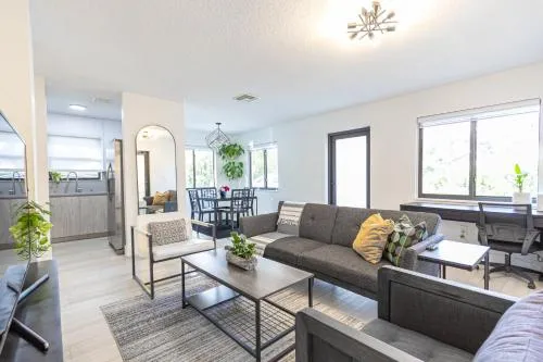 Centrally Located Modern 2bdr Home w Fast WiFi & Parking photo 2