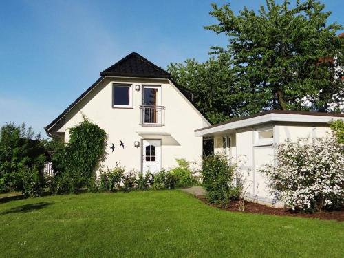 Iekārtas, Holiday home in Buschvitz with barbecue in Buschvitz
