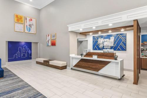 Holiday Inn Express Hotel & Suites Bloomington-Normal University Area By IHG - 숙소 외관