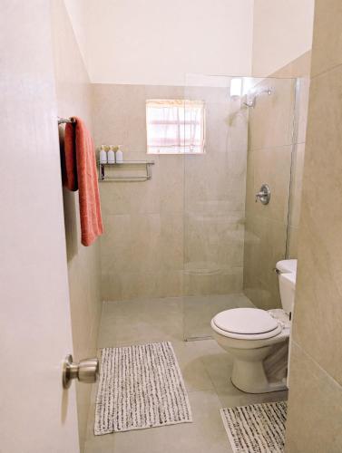 Baño, Sweet Suite Coconut Charming modern 2BR 2BA house in Potters Village