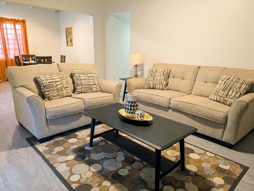 Sweet Suite Coconut Charming modern 2BR 2BA house in Potters Village