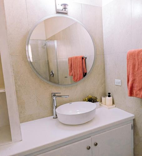Baño, Sweet Suite Coconut Charming modern 2BR 2BA house in Potters Village