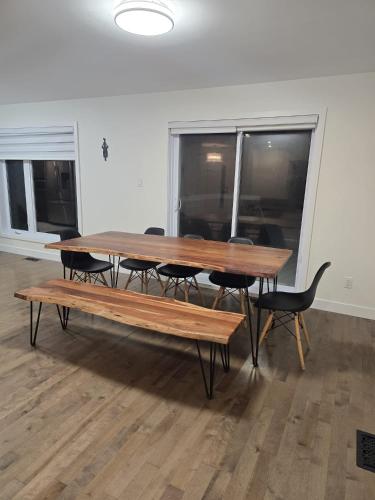 Spacious 4 Bedroom Family Retreat, Minutes from Montreal in Longueuil (QC)