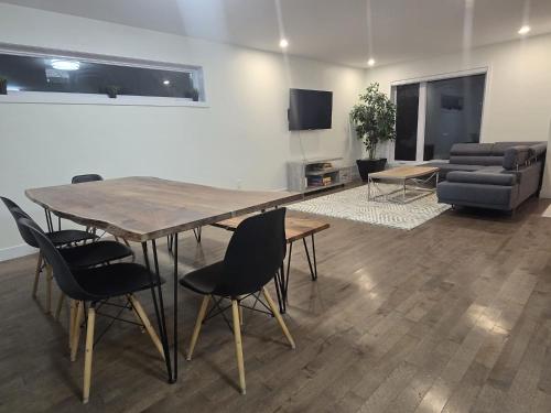 Spacious 4 Bedroom Family Retreat, Minutes from Montreal in Longueuil (QC)