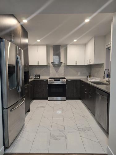Spacious 4 Bedroom Family Retreat, Minutes from Montreal in Longueuil (QC)