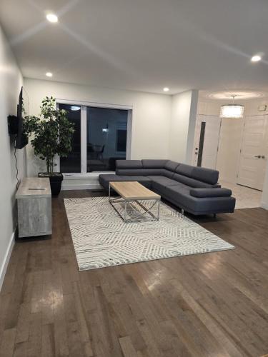 Spacious 4 Bedroom Family Retreat, Minutes from Montreal in Longueuil (QC)