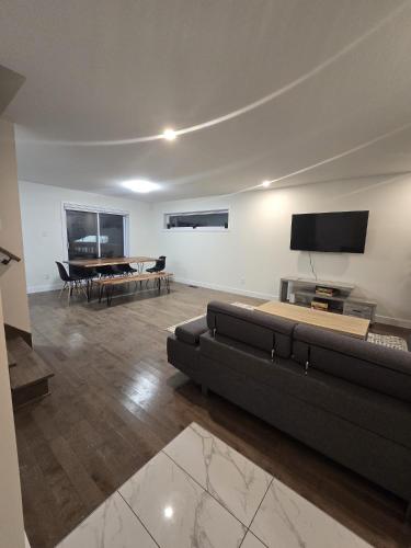 Spacious 4 Bedroom Family Retreat, Minutes from Montreal in Longueuil (QC)