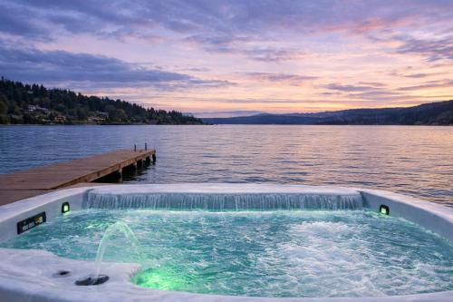 Karstais baseins, Lakefront Retreat on Lake Washington with Hot Tub Private Dock and Views in Bryn Mawr-Skyway