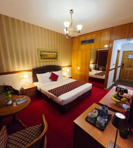 Golden California Hotel Room Type - Deluxe Room