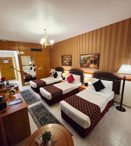 Golden California Hotel Room Type - Triple Room