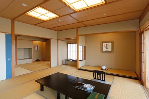 Shitakirisuzumeno Oyado Hotel Isobe Garden Set in a prime location of Takasaki, Shitakirisuzumeno Oyado Hotel Isobe Garden puts everything the city has to offer just outside your doorstep. Both business travelers and tourists can enjoy the pro