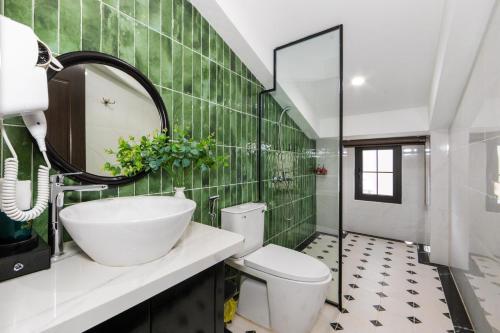 room detail thumbnail 2