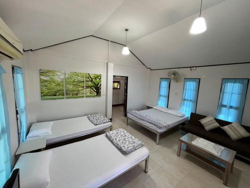 라용 บ้านสวนบรรจงอักษร Bansuan Banjong Akkson 호텔 스위트룸