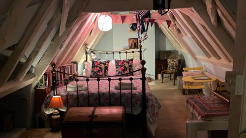 1 queen bed, 2 twin beds
