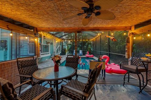 Amazing Heated & Screen Pool w Stunning Design! in Palm Harbor (Florida)